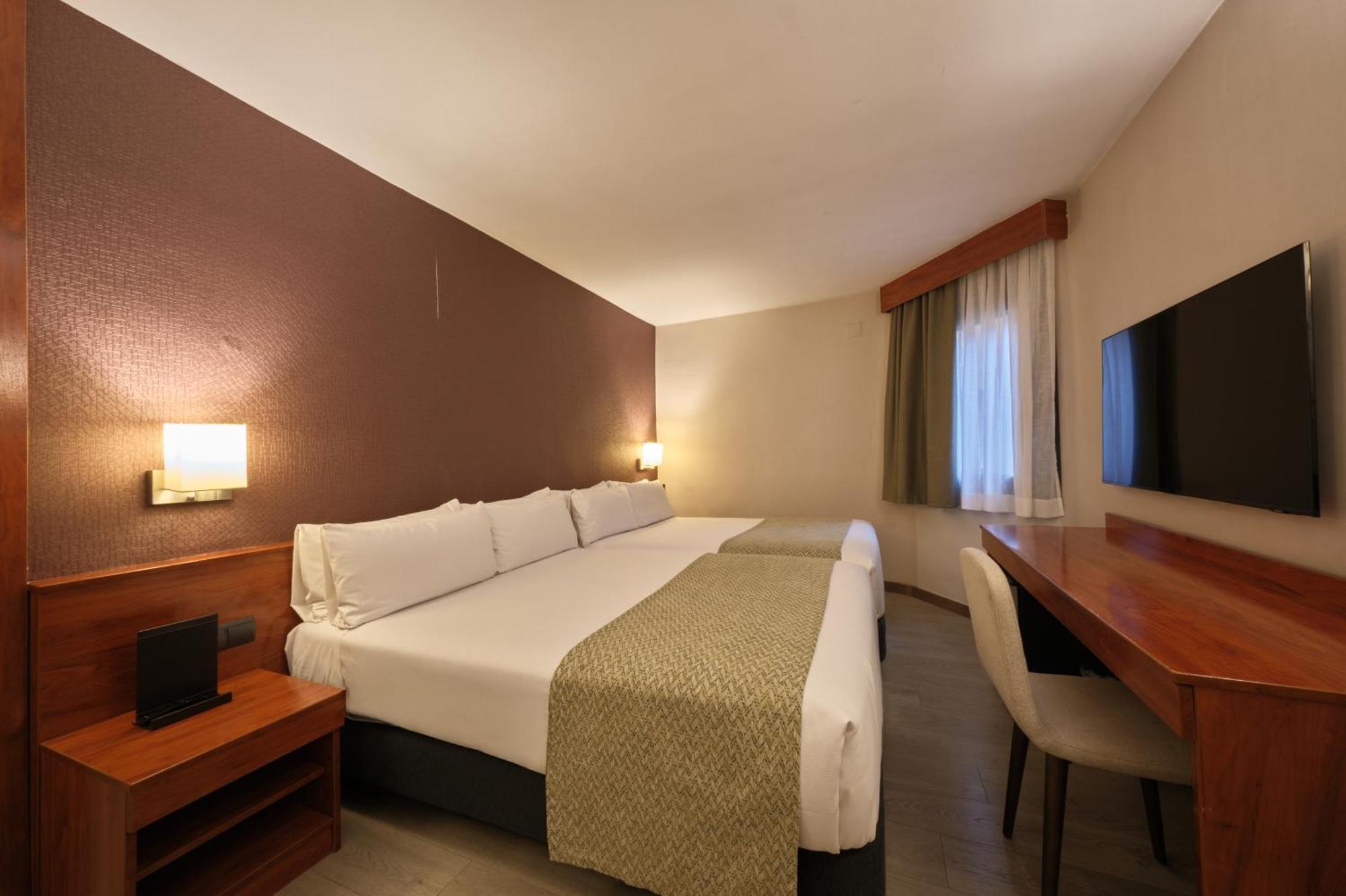 Family Room (2 Adults + 2 Children)